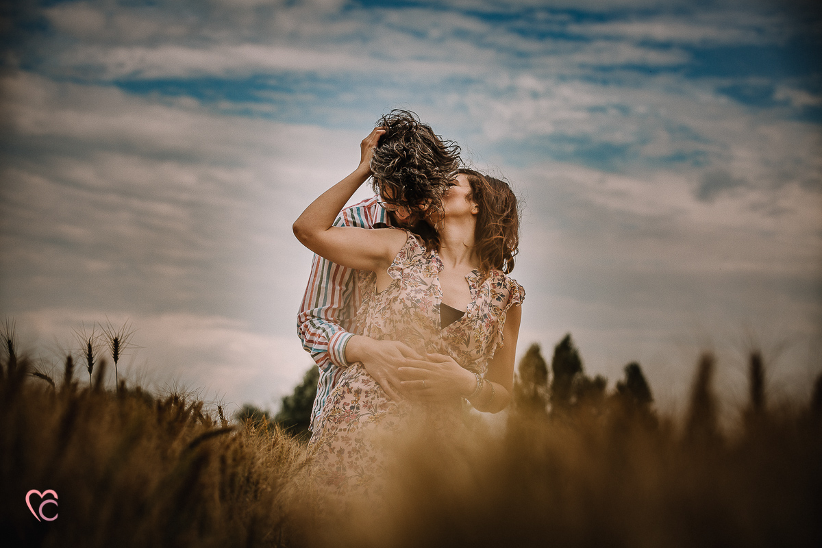 Fotografia di coppia in collina a Chieri. Daniela e Gianluca nel campo di grano