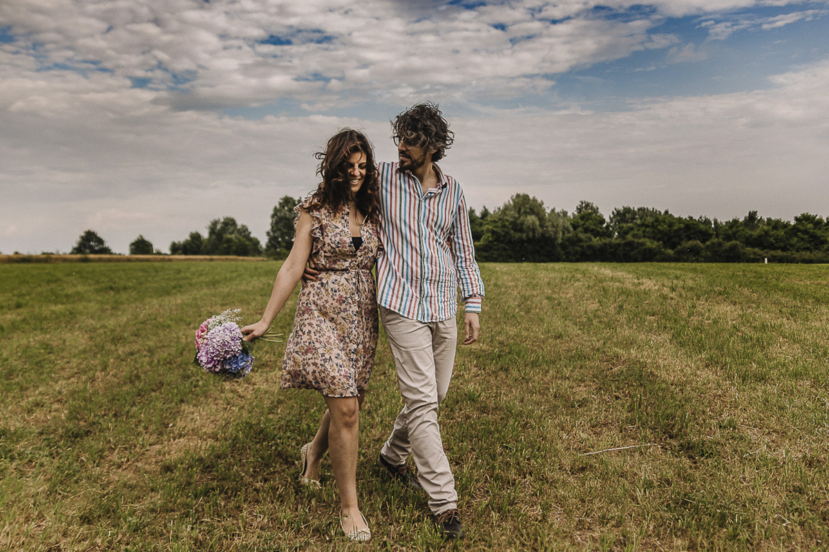 Fotografia di coppia in collina a Chieri. Ritratto di Daniela e Gianluca che camminano.