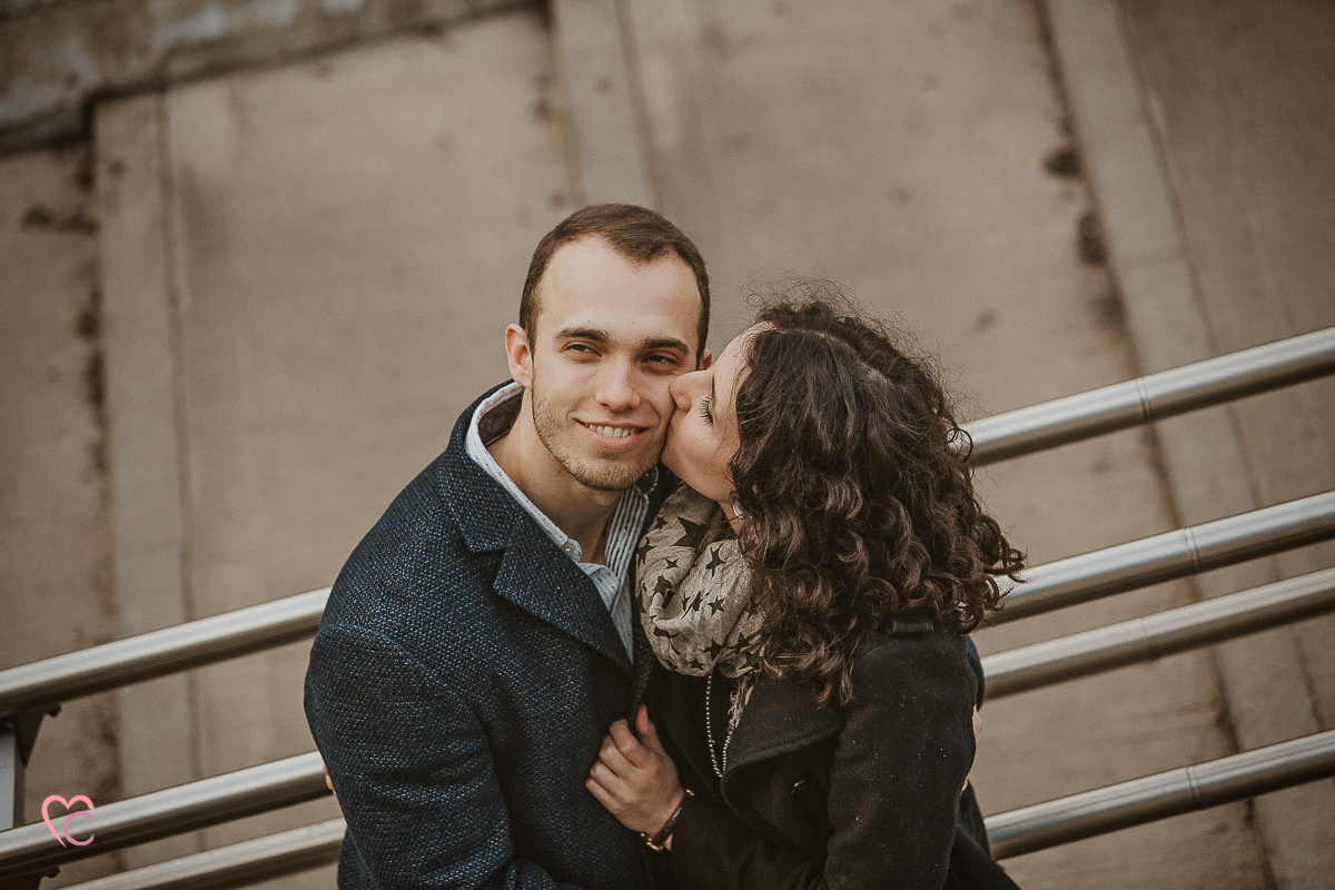 Engagement a Torino nella stazione di Porta Susa. Cecilia bacia Guglielmo.
