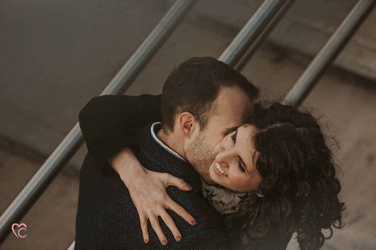 Engagement a Torino nella stazione di Porta Susa. La coppia si abbraccia ripresa dall'alto.