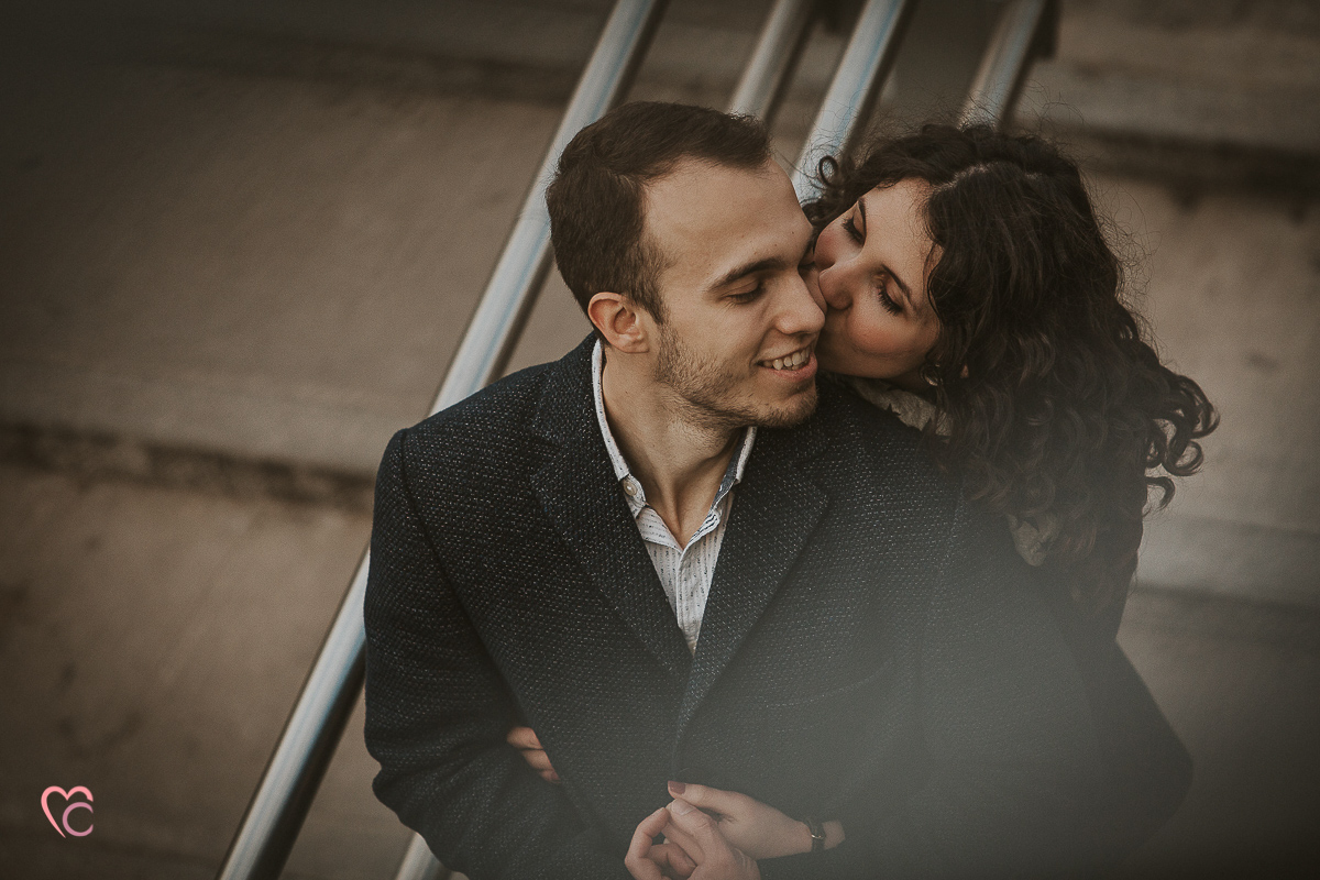 Engagement a Torino nella stazione di Porta Susa. Cecilia bacia Guglielmo ripresa dall'alto.