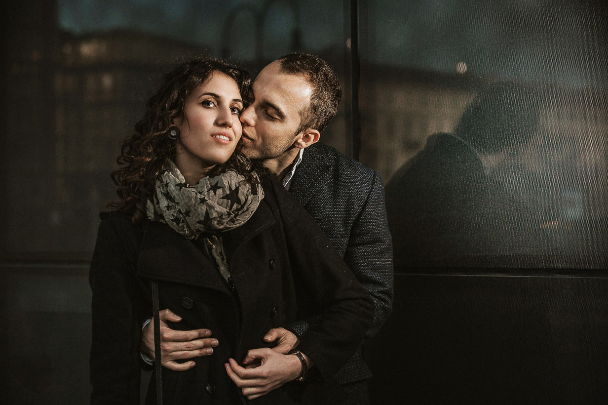 Engagement a Torino nella stazione di Porta Susa. Ritratto con flash esterno