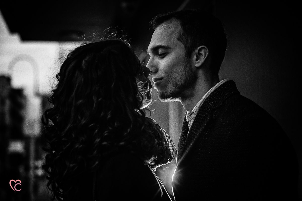 Engagement a Torino nella stazione di Porta Susa. Bianco e nero.