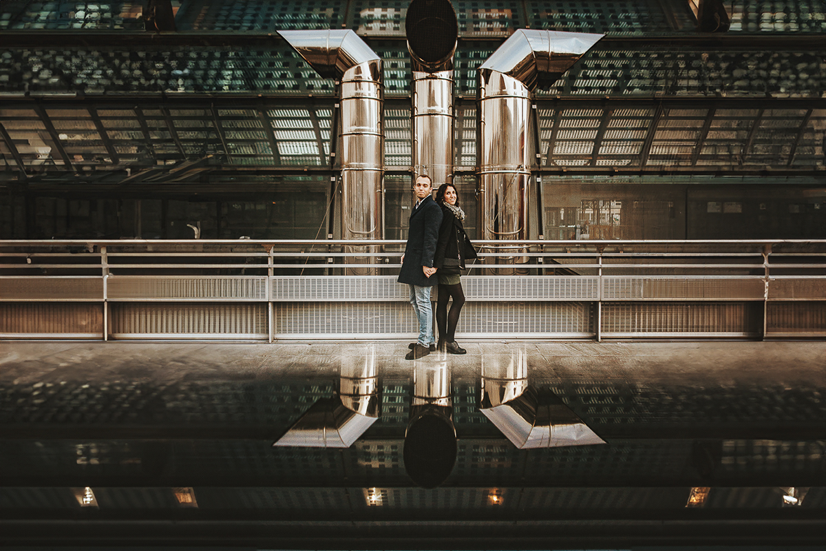 Engagement a Torino nella stazione di Porta Susa. Coppia riflessa usando lo schermo del cellulare.