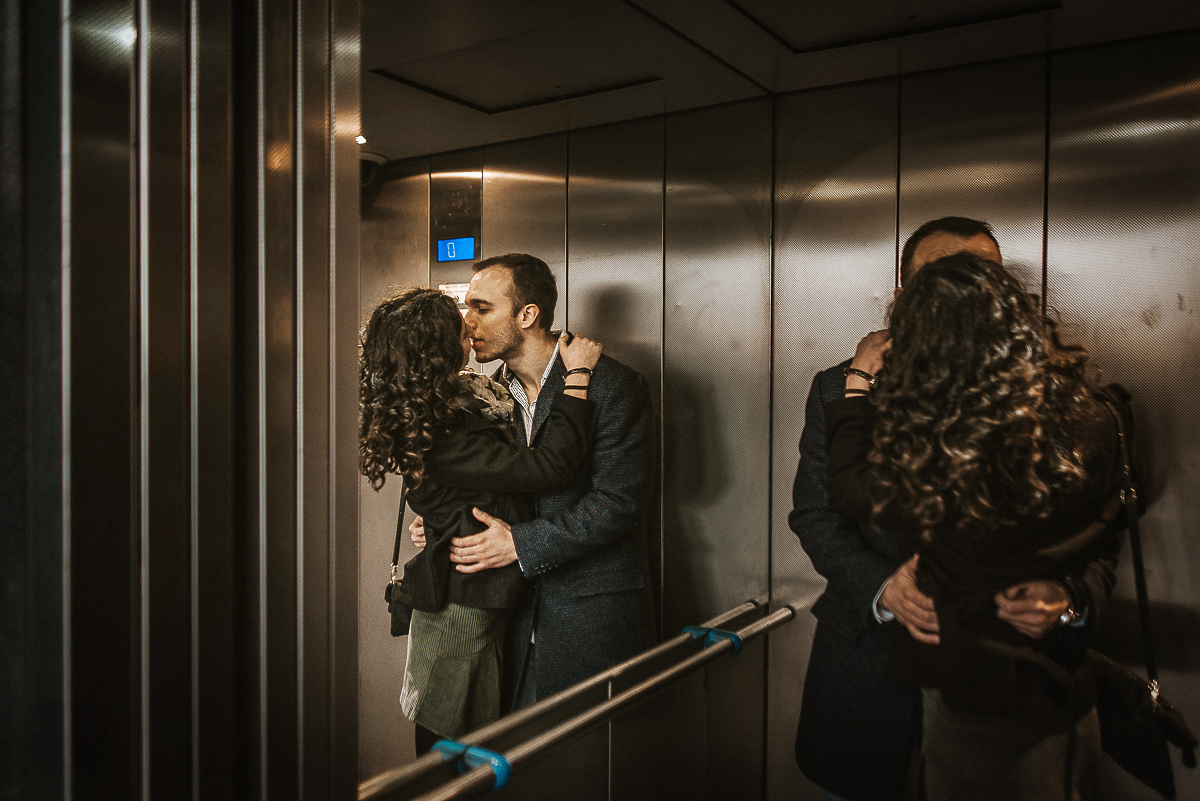 Engagement a Torino nella stazione di Porta Susa. Coppia si bacia in ascensore.
