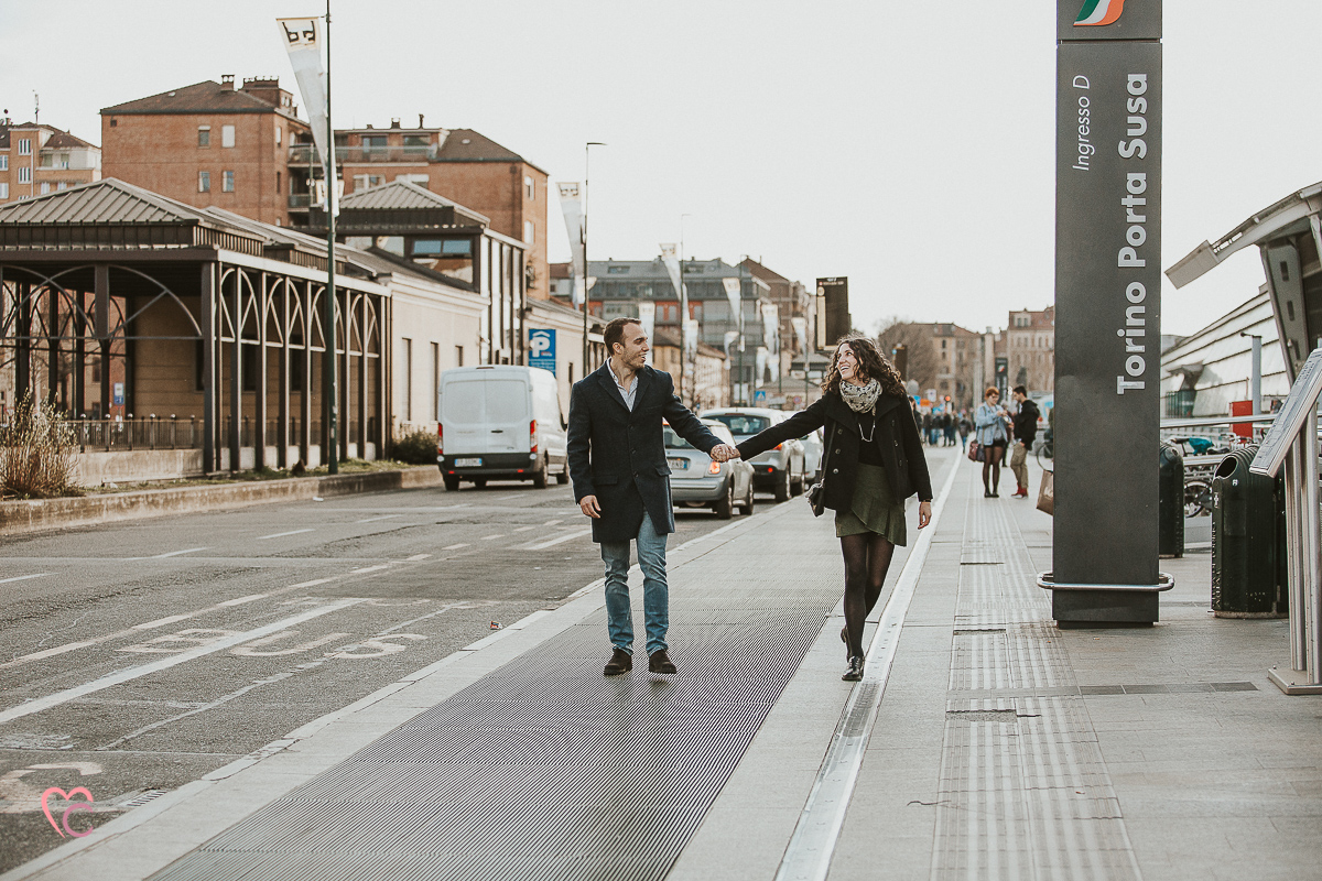 Engagement a Torino nella stazione di Porta Susa. La coppia corre