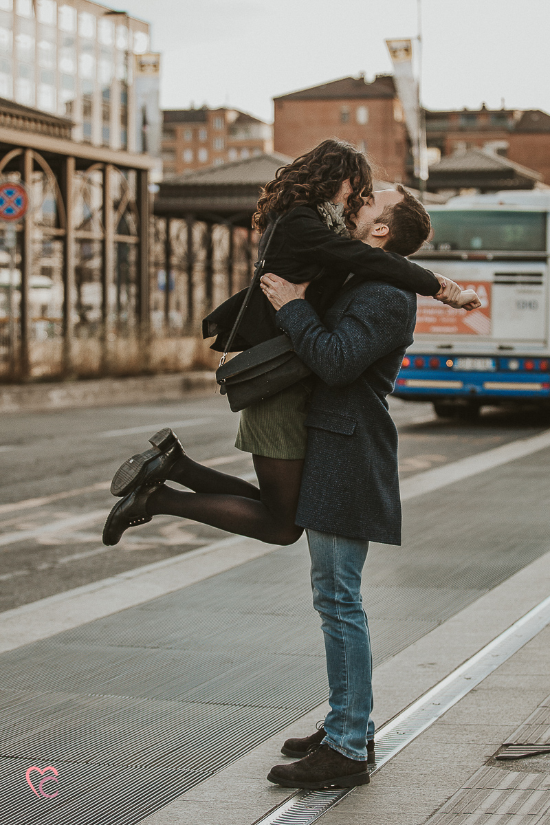 Engagement a Torino nella stazione di Porta Susa. Guglielmo prende in bracccio Cecilia