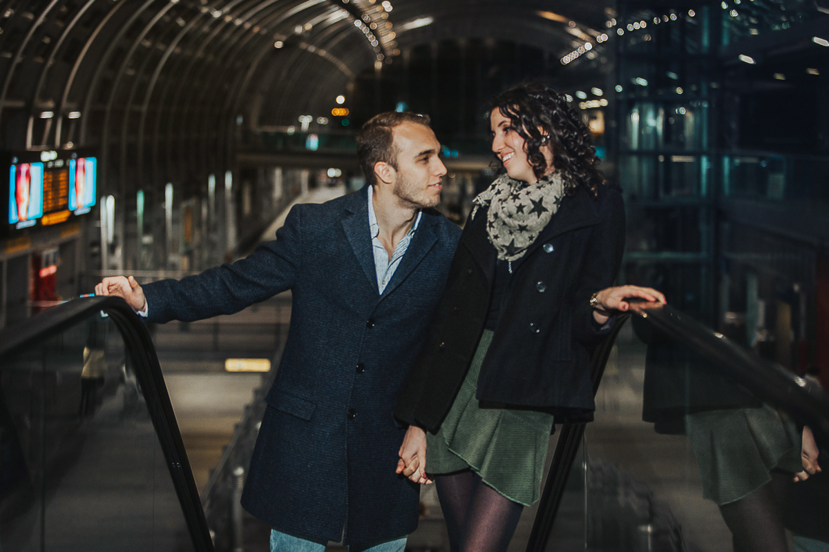 Engagement a Torino nella stazione di Porta Susa. Coppia ll'interno della stazione sulla scala mobile