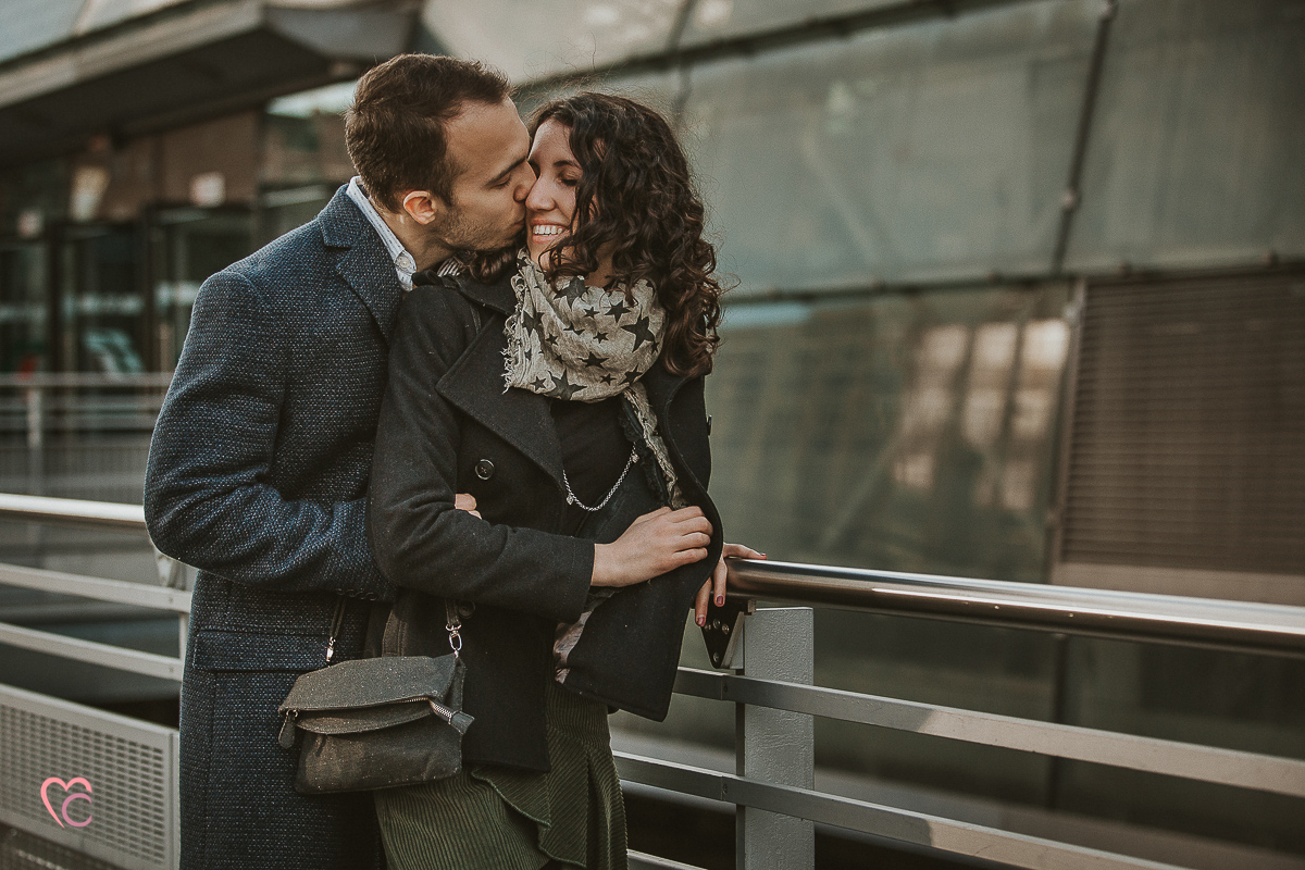 Engagement a Torino nella stazione di Porta Susa. Guglielmo bacia Cecili su di una guancia