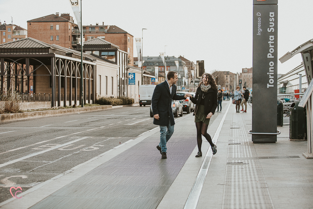 Engagement a Torino nella stazione di Porta Susa. La coppia si tiene per mano fuori dalla stazione