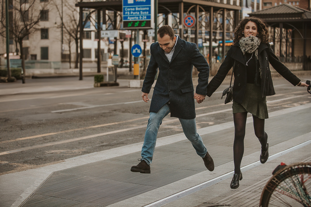 Engagement a Torino nella stazione di Porta Susa. La coppia corre saltando.