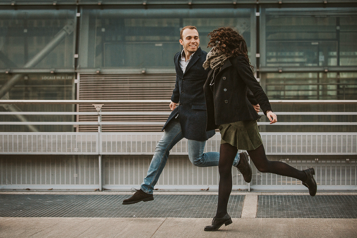 Engagement a Torino nella stazione di Porta Susa. La coppia corre saltando.