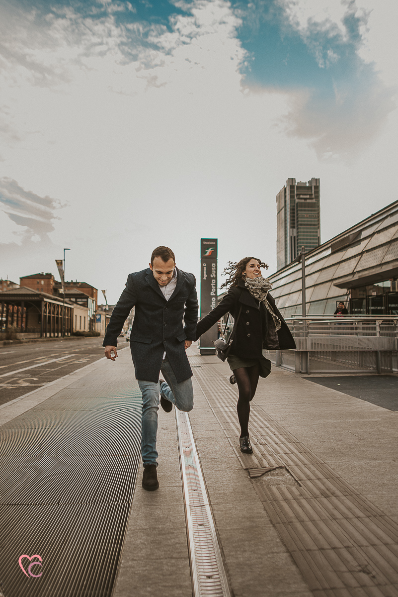 Engagement a Torino nella stazione di Porta Susa. La coppia corre saltando.