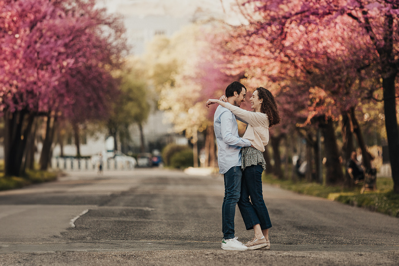 Servizio fotografico di coppia alla Crocetta di Torino.. Fioritura dei ciliegi rosa. Hanami. Coppia si guarda