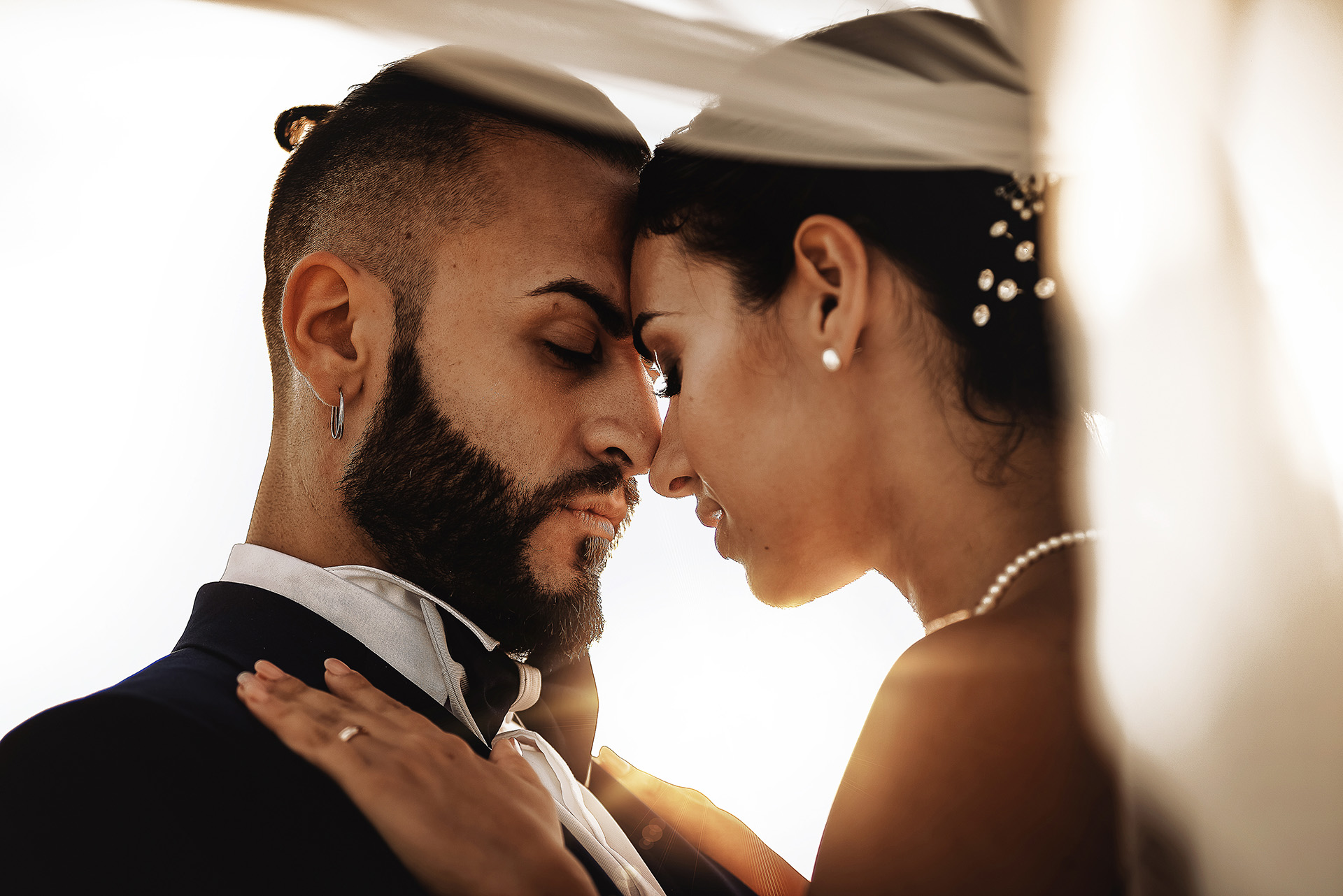 Matrimonio alla Tenuta Serradesca.Sessione di coppia. Ritratto intimo degli sposi al tramonto in primo piano