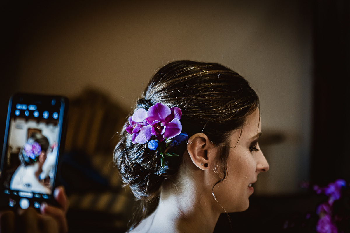 Castello Rosso di Costigliole di Saluzzo. Destination wedding. Acconciatura della sposa con fiori freschi (orchidee viola).