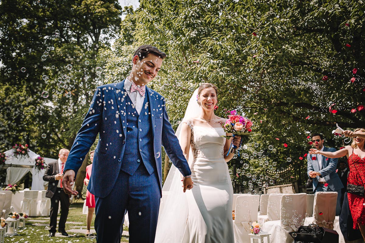 Castello Rosso di Costigliole di Saluzzo. Destination wedding. Cerimonia. Lancio del riso. Uscita degli sposi.