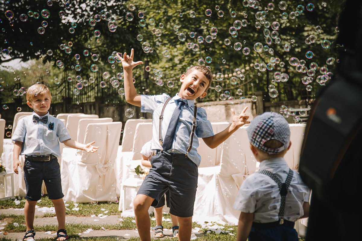 Castello Rosso di Costigliole di Saluzzo. Destination wedding. Cerimonia.Bambini che giocano con le bolle.