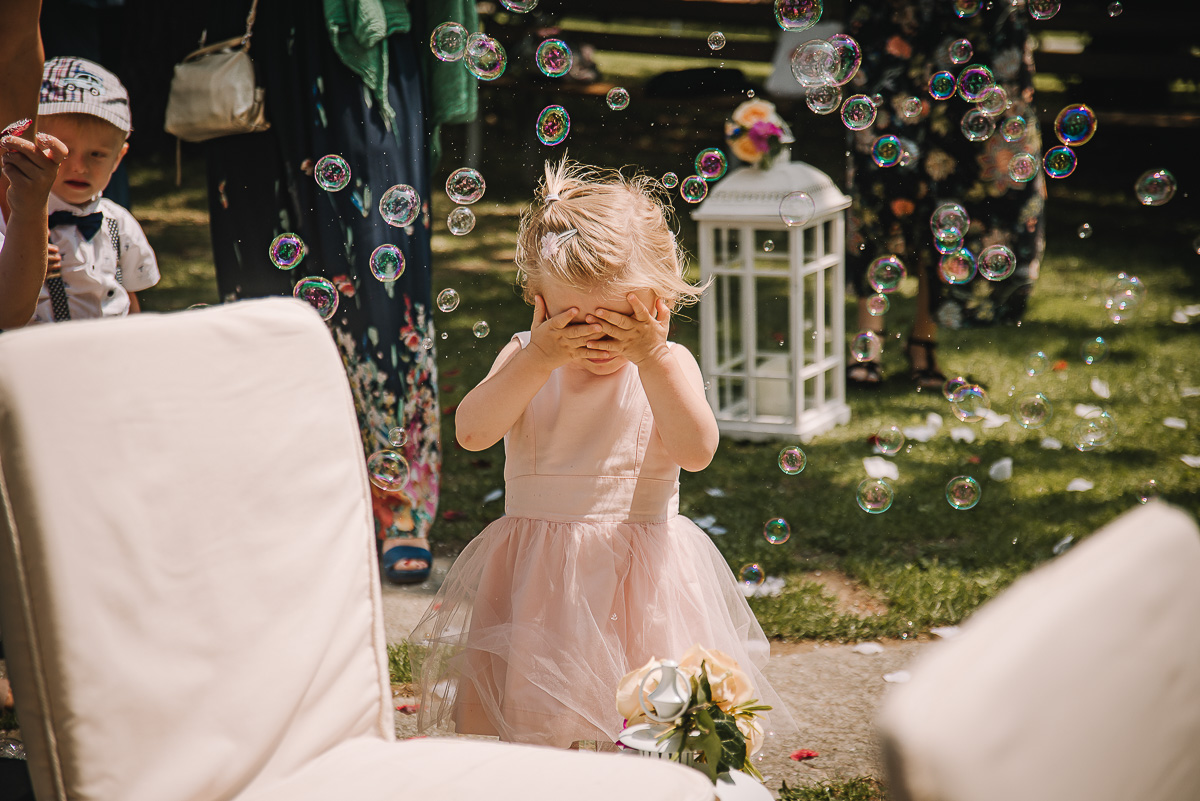 Castello Rosso di Costigliole di Saluzzo. Destination wedding. Cerimonia.Bambini che giocano con le bolle.
