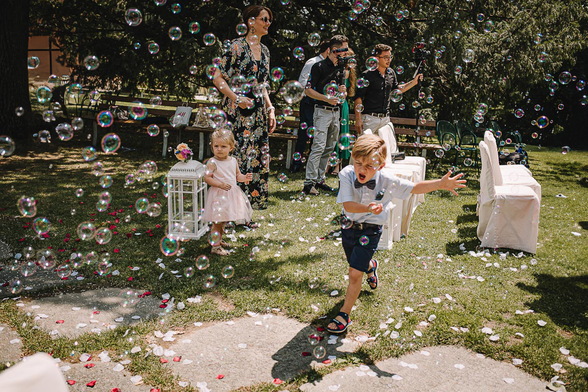 Castello Rosso di Costigliole di Saluzzo. Destination wedding. Cerimonia.Bambini che giocano con le bolle.