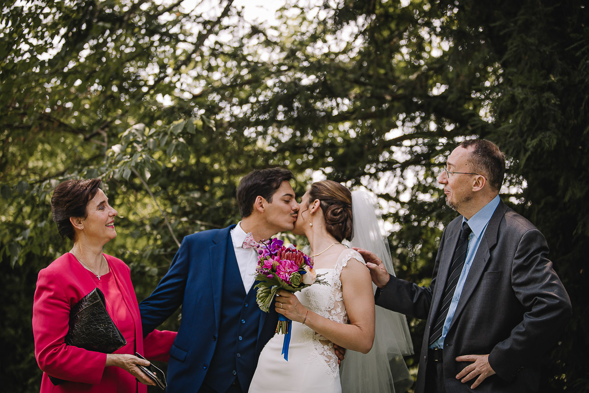 Castello Rosso di Costigliole di Saluzzo. Destination wedding. Cerimonia. Bacio degli sposi
