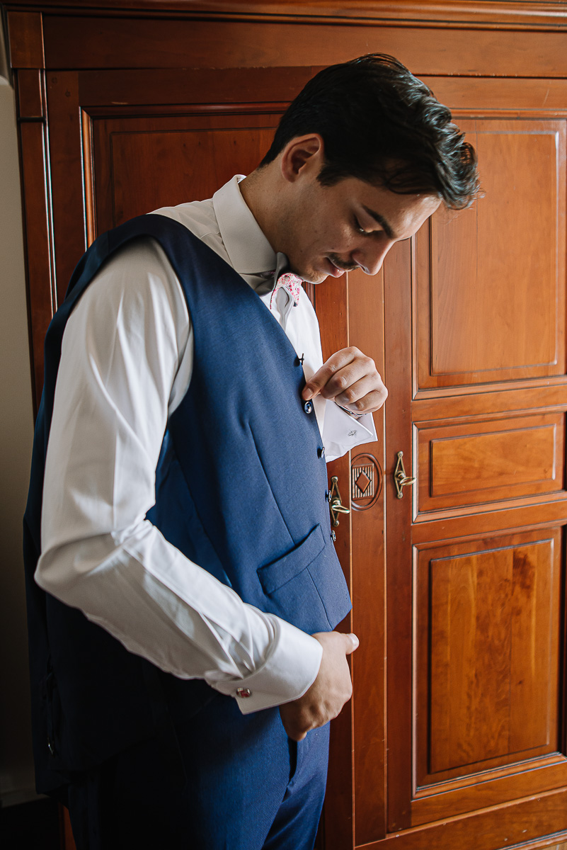 Castello Rosso di Costigliole di Saluzzo. Destination wedding. Sposo indossa il gilet.