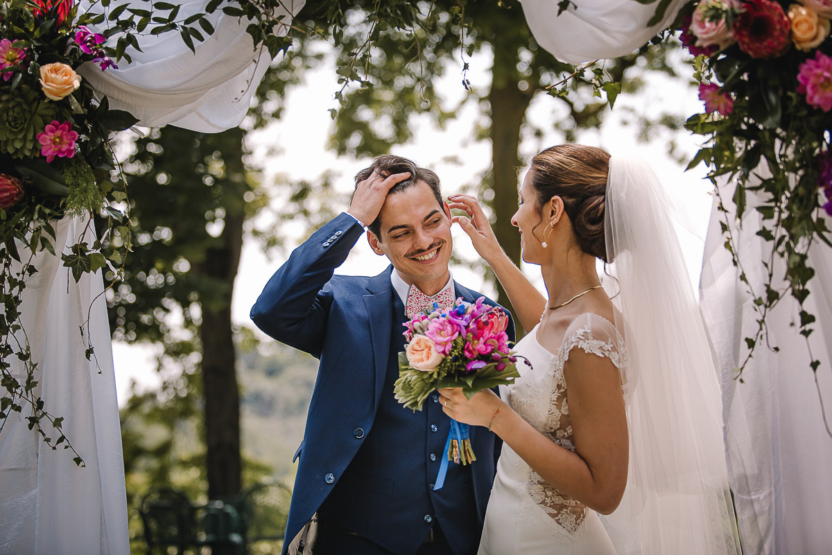 Castello Rosso di Costigliole di Saluzzo. Destination wedding. Sessione di coppia. Sposo si sposta il ciuffo.