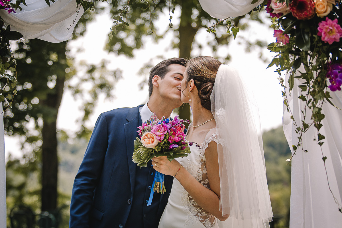 Castello Rosso di Costigliole di Saluzzo. Destination wedding. Sessione di coppia. Bacio.