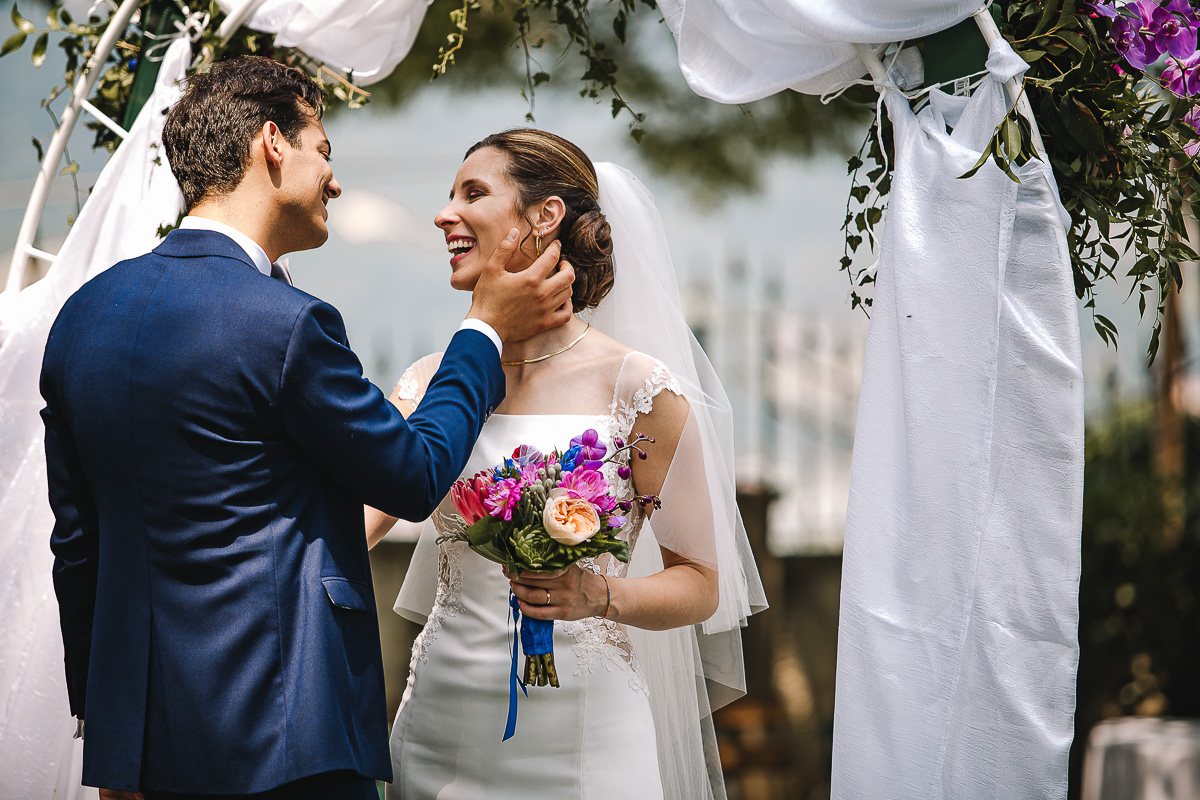 Castello Rosso di Costigliole di Saluzzo. Destination wedding. Sessione di coppia. Sposo accarezza la sposa.