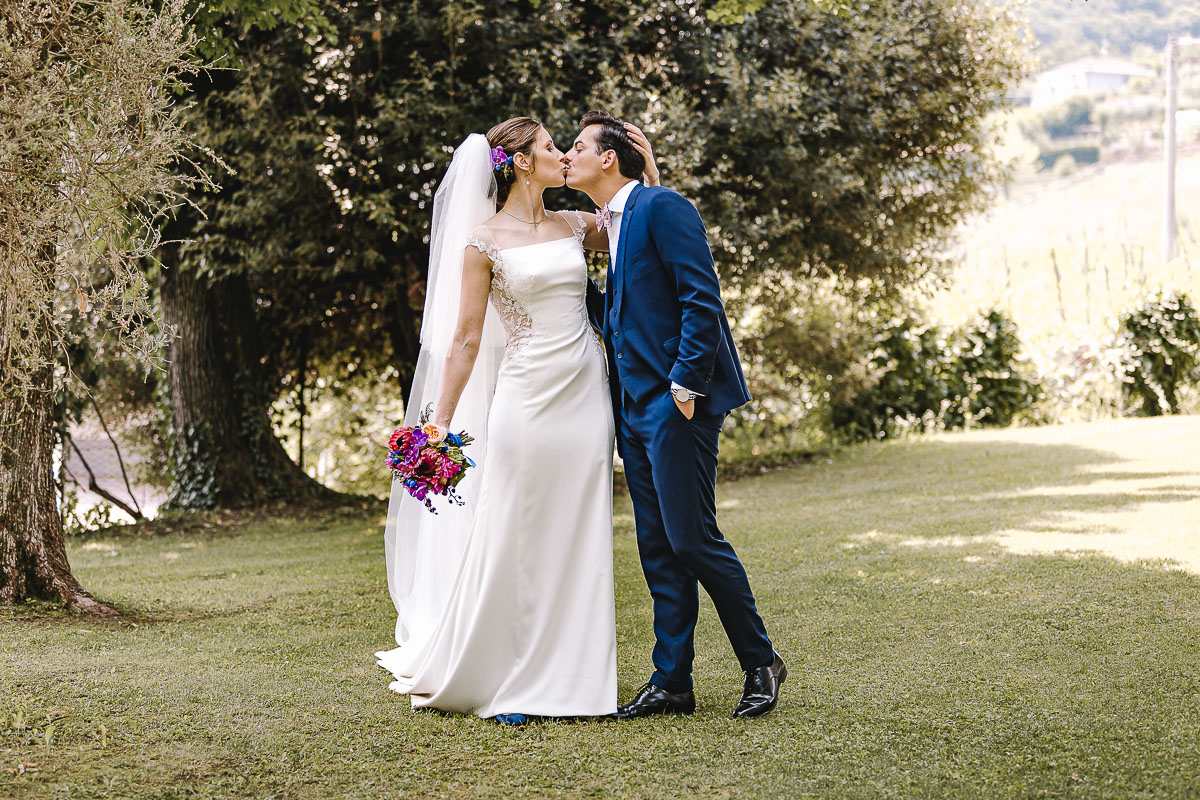 Castello Rosso di Costigliole di Saluzzo. Destination wedding. Sessione di coppia. Bacio