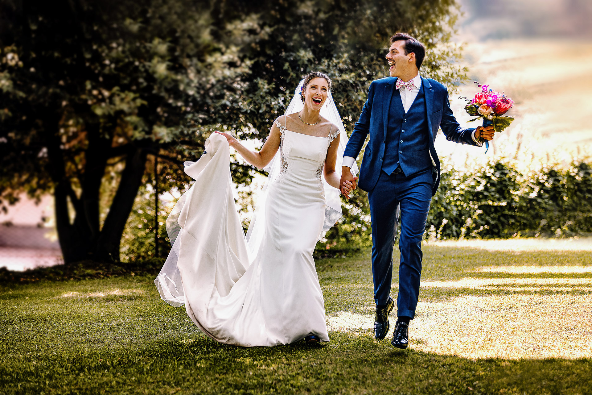 Castello Rosso di Costigliole di Saluzzo. Destination wedding. Sessione di coppia. Sposi che corrono saltando