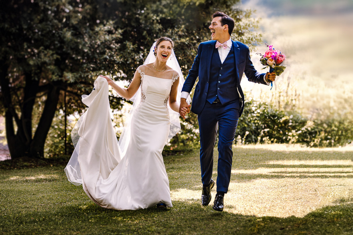 Castello Rosso di Costigliole di Saluzzo. Destination wedding. Sessione di coppia. Sposi corrono saltando.