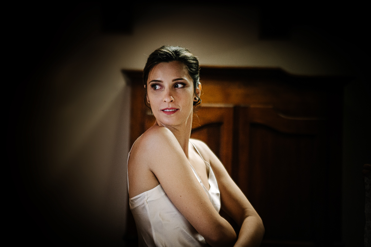 Castello Rosso di Costigliole di Saluzzo. Destination wedding. Sposa si toglie la sottoveste.
