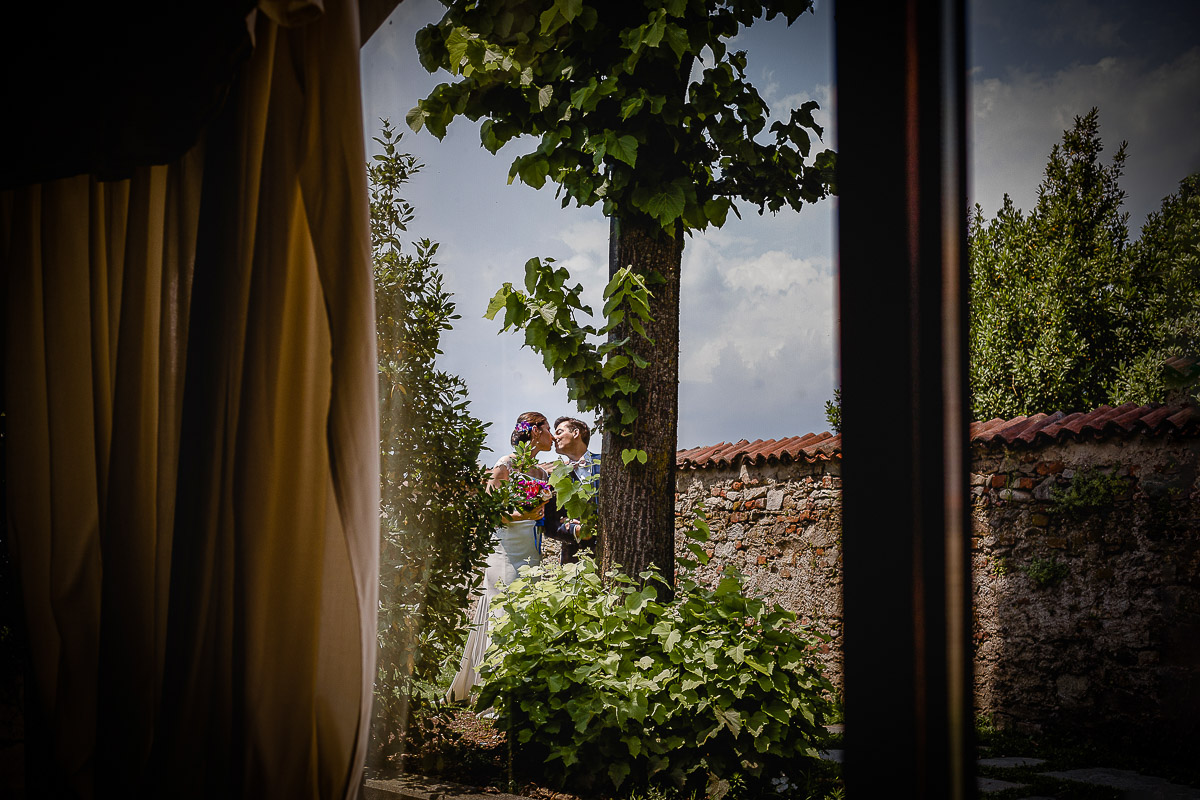 Castello Rosso di Costigliole di Saluzzo. Destination wedding. Sposi che stanno per entrare in sala.
