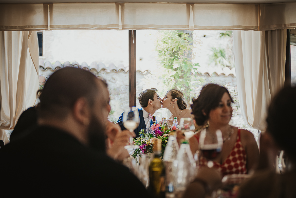 Castello Rosso di Costigliole di Saluzzo. Destination wedding. Pranzo. Sposi si baciano.