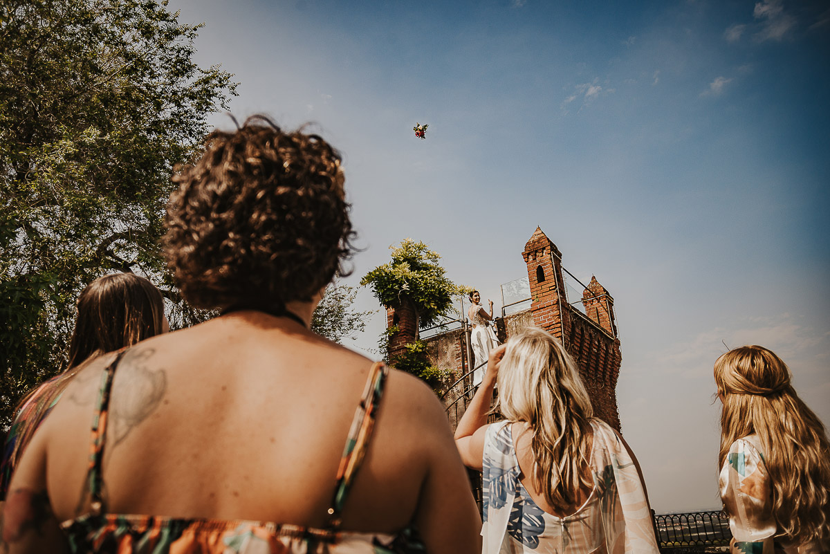 Castello Rosso di Costigliole di Saluzzo. Destination wedding. Lancio del bouquet.