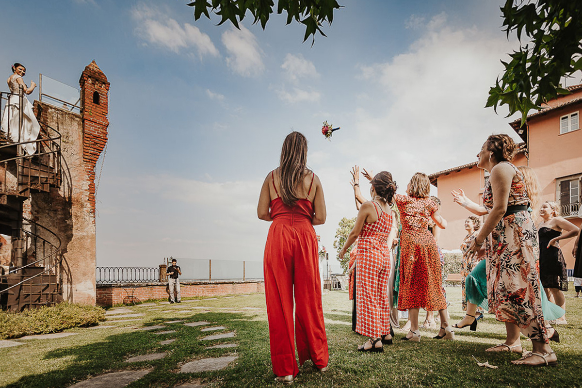 Castello Rosso di Costigliole di Saluzzo. Destination wedding. Lancio del bouquet.
