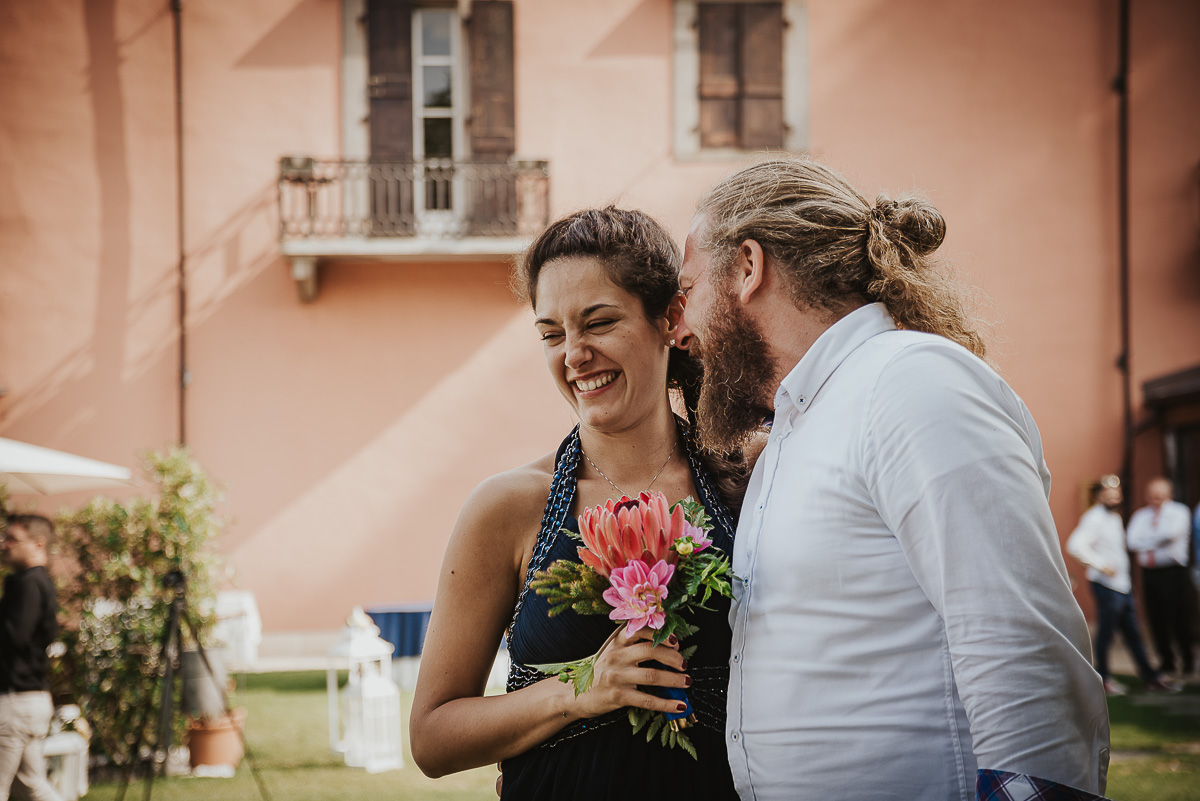 Castello Rosso di Costigliole di Saluzzo. Destination wedding. Lancio del bouquet. Ragazza che ha preso il bouquet con il suo fidanzato.