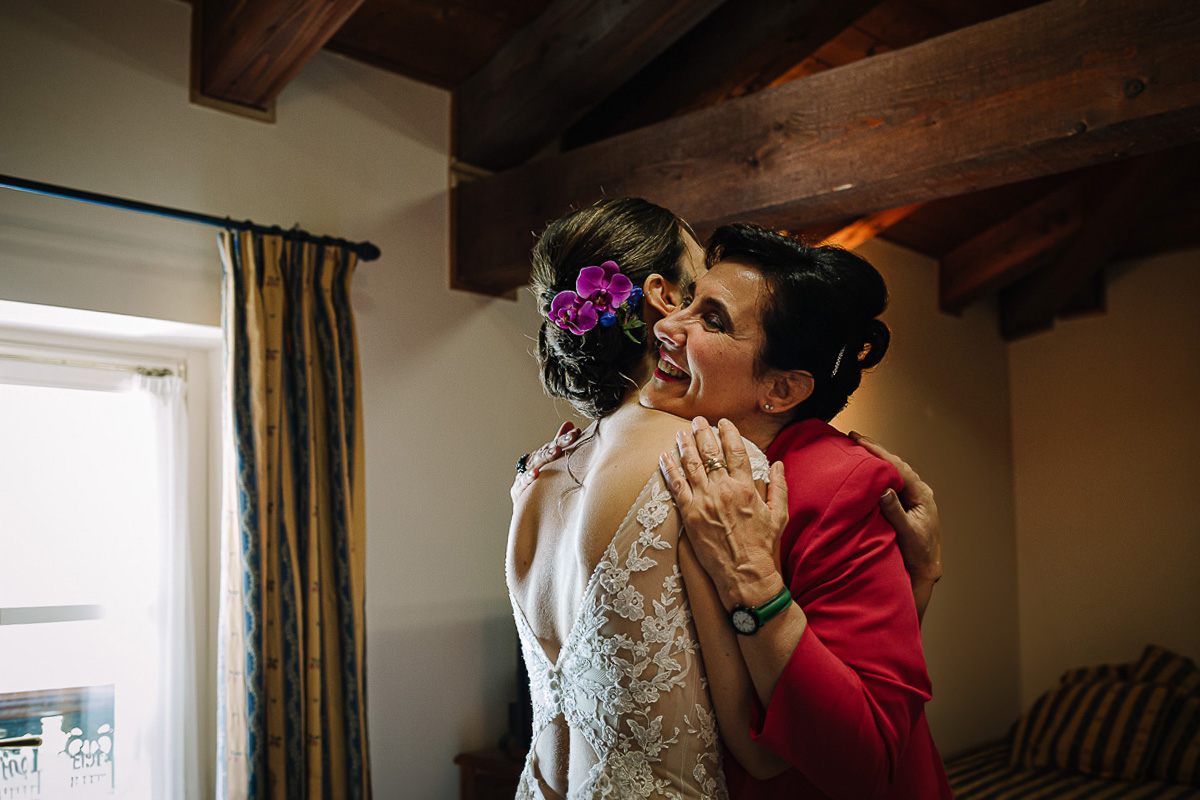 Castello Rosso di Costigliole di Saluzzo. Destination wedding. Mamma abbraccia la sposa