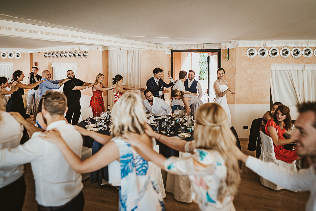 Castello Rosso di Costigliole di Saluzzo. Destination wedding. Balli di gruppo.