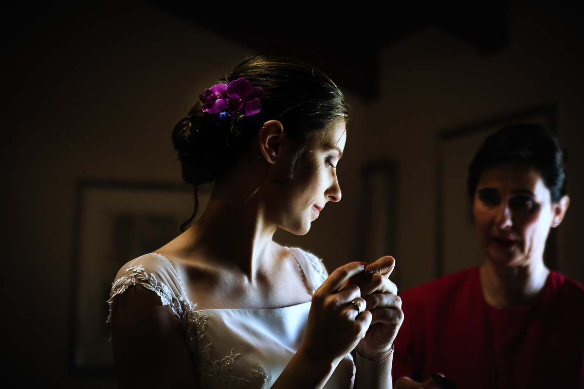 Castello Rosso di Costigliole di Saluzzo. Destination wedding. Sposa guarda la mamma