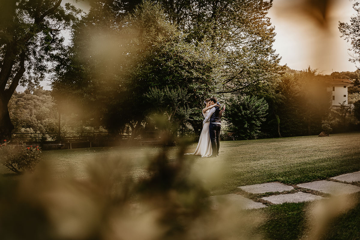 Castello Rosso di Costigliole di Saluzzo. Destination wedding. Sessione di coppia al tramonto. Sposi abbracciati.