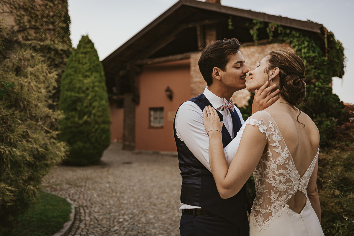 Castello Rosso di Costigliole di Saluzzo. Destination wedding. Sessione di coppia al tramonto. Bacio