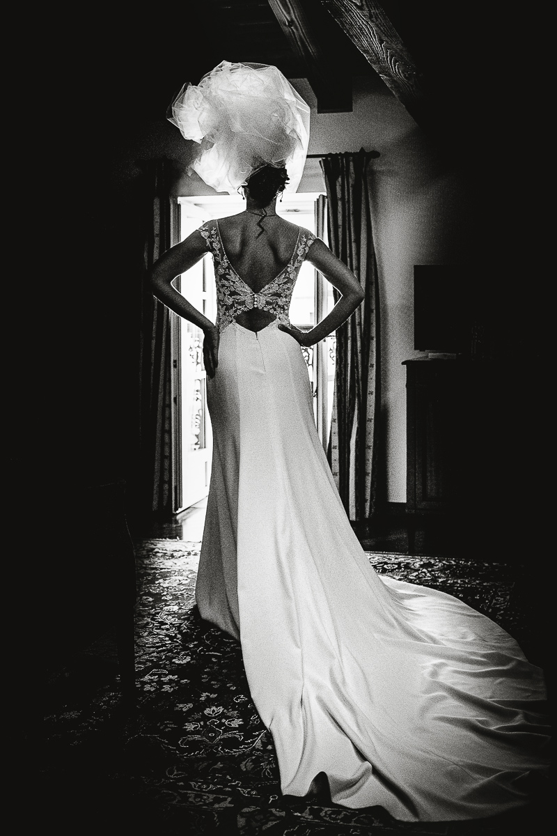 Castello Rosso di Costigliole di Saluzzo. Destination wedding. Ritratto della sposa vista di schiena.