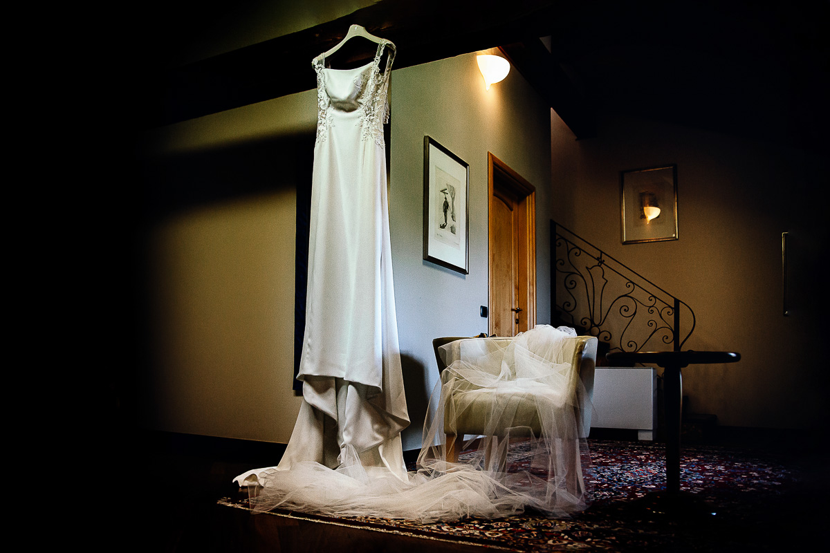 Castello Rosso di Costigliole di Saluzzo. Matrimonio. Abito della sposa e velo