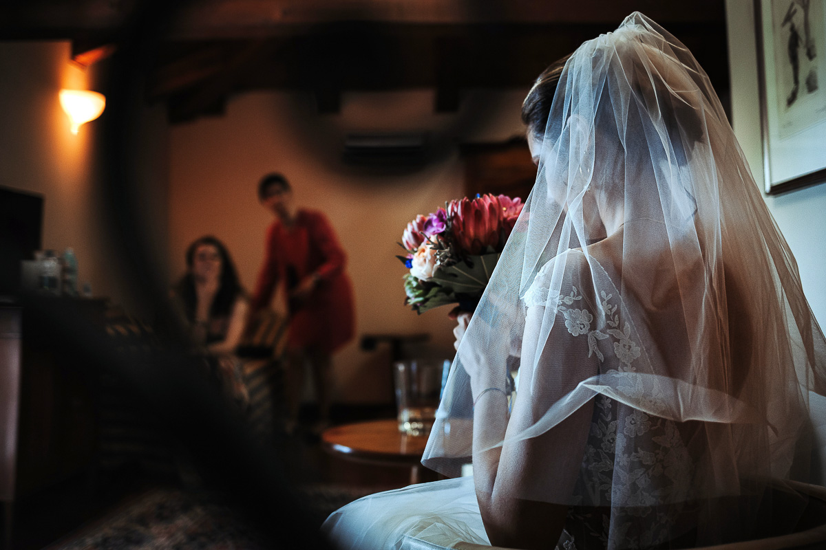 Castello Rosso di Costigliole di Saluzzo. Destination wedding. Sosa con il bouquet