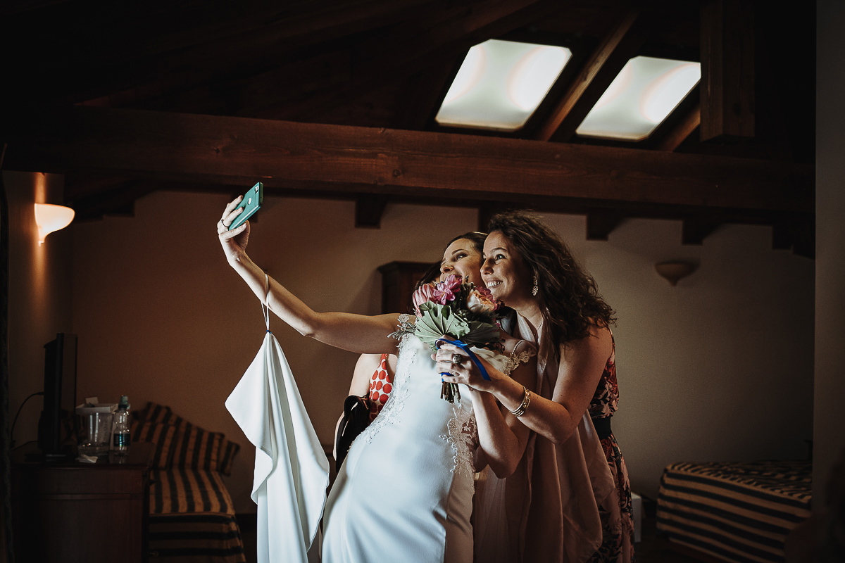 Castello Rosso di Costigliole di Saluzzo. Destination wedding. Selfie della sposa con le testimoni.