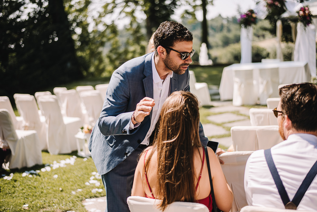 Castello Rosso di Costigliole di Saluzzo. Destination wedding. Cerimonia. Invitati che parlano attendendo l'inizio.