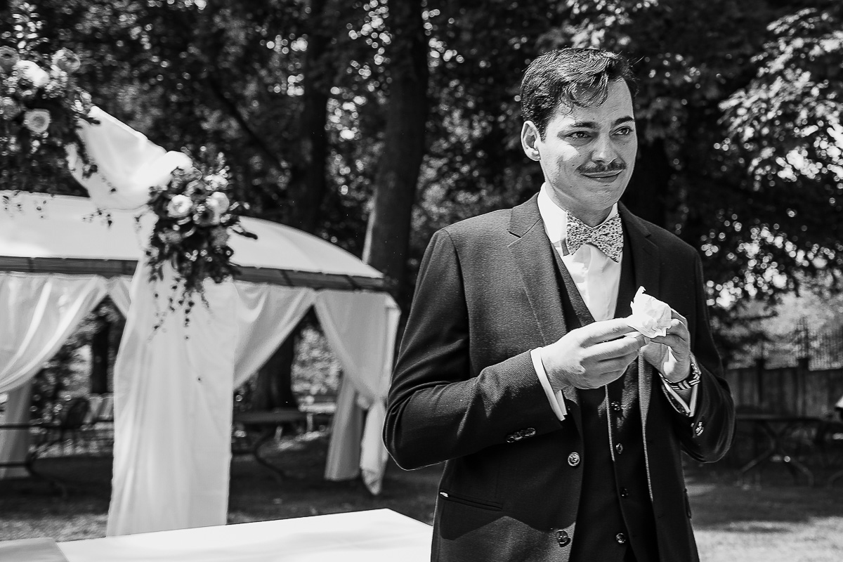 Castello Rosso di Costigliole di Saluzzo. Destination wedding. Cerimonia. Sposo commosso attende la sposa.