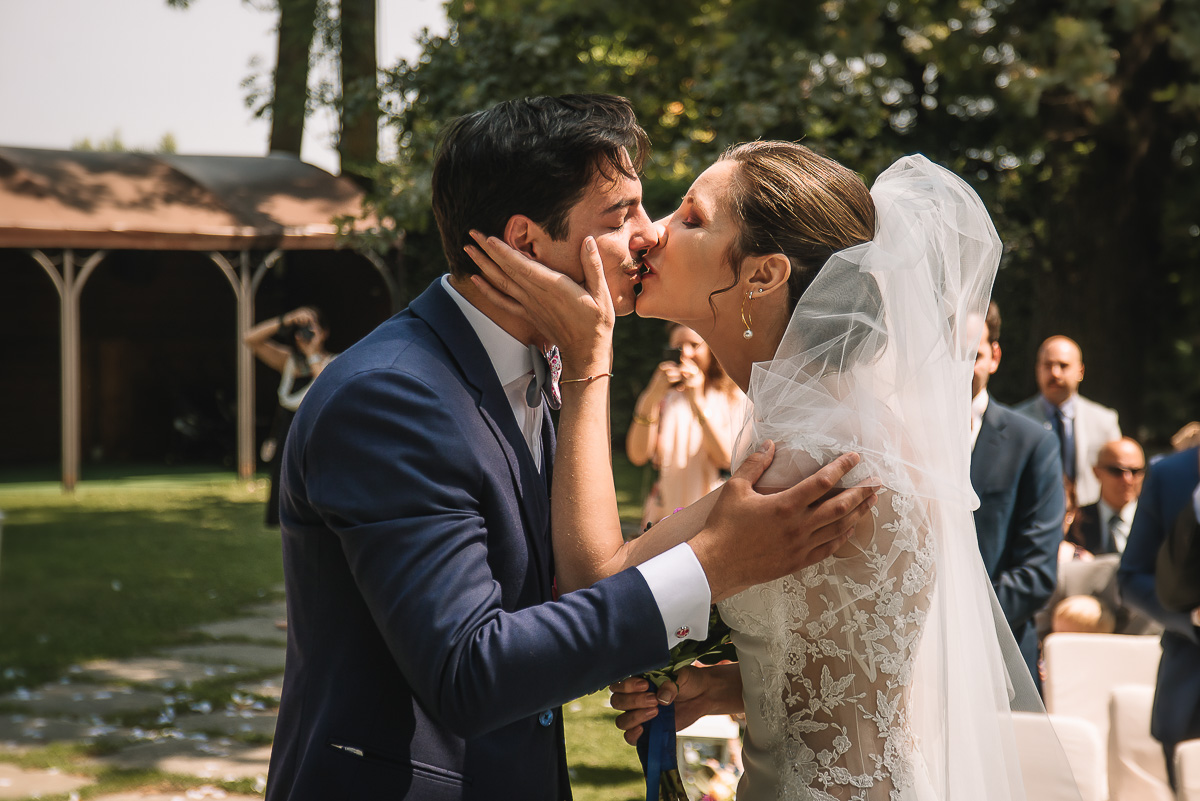 Castello Rosso di Costigliole di Saluzzo. Destination wedding. Cerimonia. La sposa bacia lo sposo.